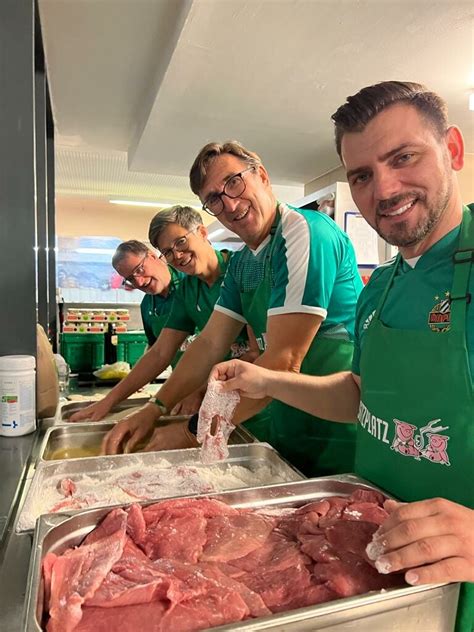 SK Rapid :: Fanklub "Sitzplatzschweine" spendet an Wiener Gruft