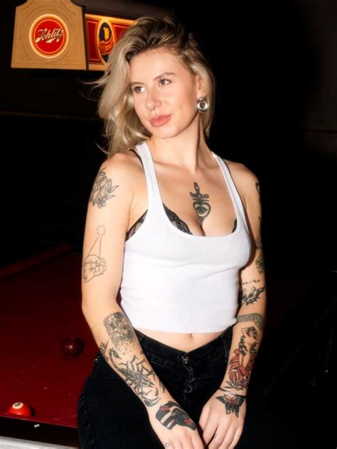 Carly Anderson (comedian) - Free sexy pics, galleries & more at Babepedia