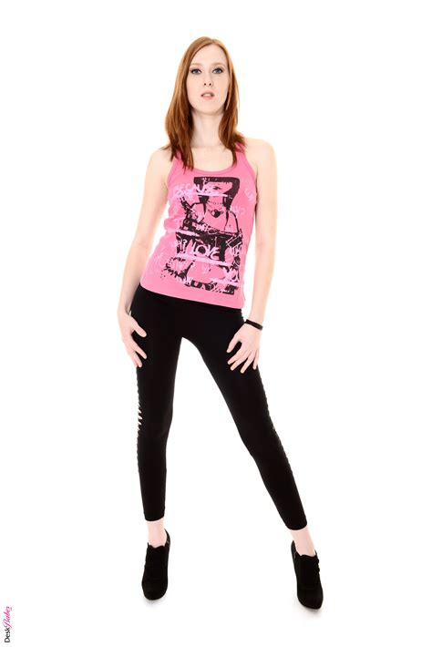 Linda Sweet | Solo | DeskBabes Girls