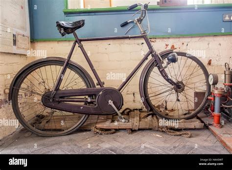 A old black sit up and beg bicycle Stock Photo - Alamy