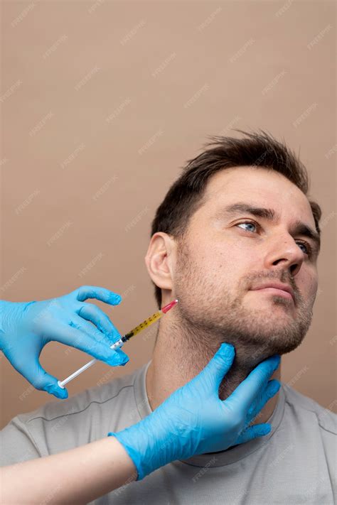 Free Photo | Doctor injecting patient with prp