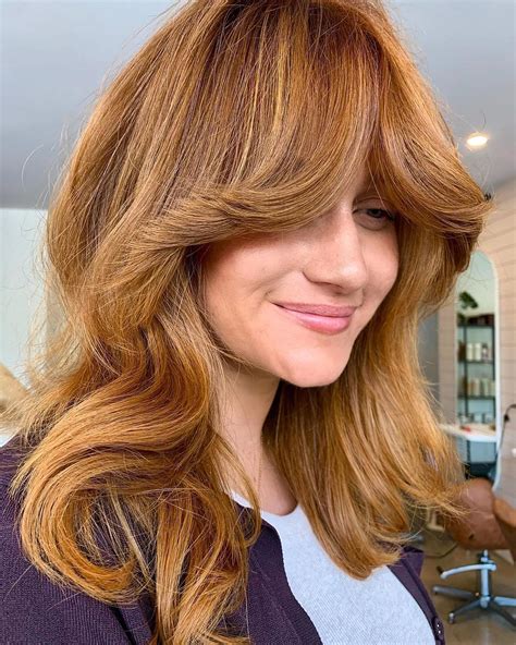 21 Modern Ways to Style Feathered Bangs for Your Next Look 30