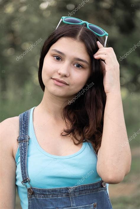 Portrait de la belle jeune fille de 15 ans — Photographie olenka-2008 ...