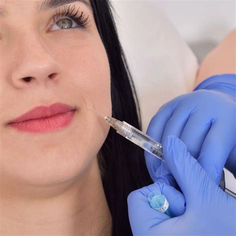 como funciona el acido hialuronico en la