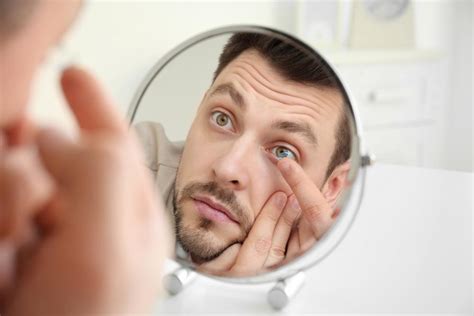 how to put in contacts for the first time