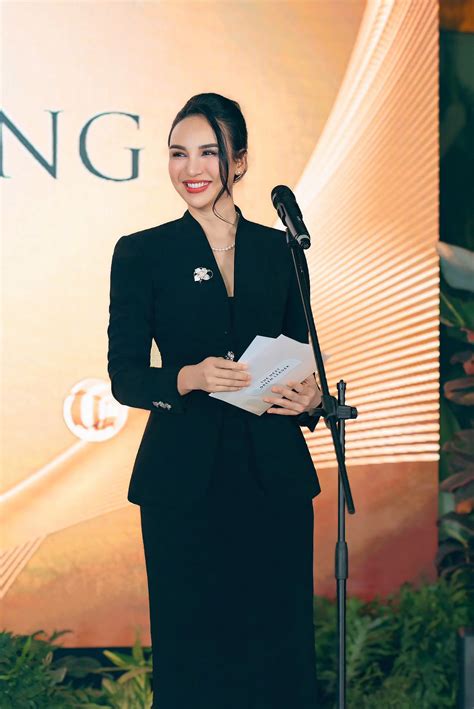 HOBB - Ms Ngọc Diễm với thiết kế Madarin Hourglass Suit...