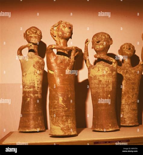 Idolos de terracota fotografías e imágenes de alta resolución - Alamy