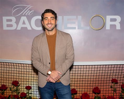 'Bachelor' star reveals condition behind his yellow-tinted eyes - ABC News