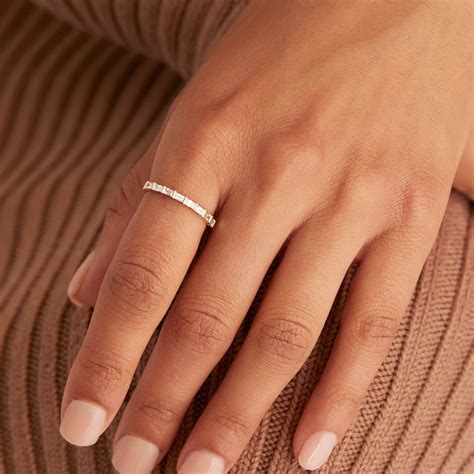 15 Unique & Simple Minimalist Engagement Rings of 2024