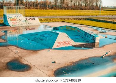 157 Empty pool skateboard Images, Stock Photos & Vectors | Shutterstock