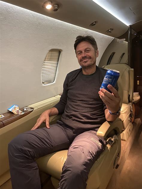 Privat jetom utekáme z džungle. Všimol si nás aj Leonardo DiCaprio