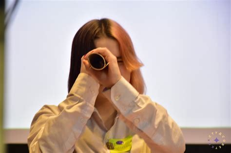 Создать мем "holding binoculars, женщина с биноклем, девушка в ...