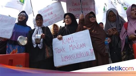 The Power Of Emak-Emak, Demo Minta Harga Turun