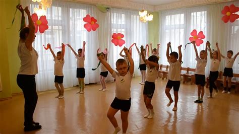 Ритмический танец на спортивном празднике в детском саду - YouTube