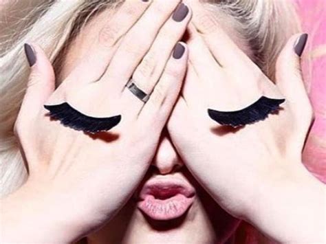 Fake-Lashes: Mit diesem Trick bekommst du sie sauber