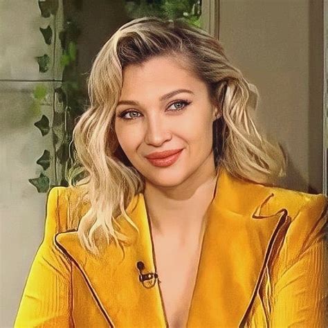 Schimbare radicala de look pentru cantareata Lora FOTO