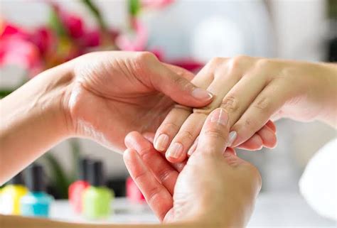 العناية بالأظافر تبدأ من تقويتها.. 7 نصائح تجعلها أكثر جاذبية | صوت الأمة
