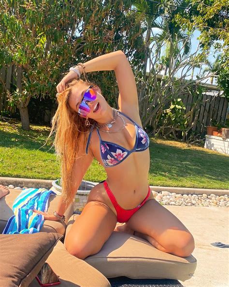 Stefania in her colorful bikini and thong : r/StefaniaMarkelFans