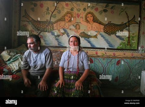 Romanian gypsies gypsy roma hi-res stock photography and images - Alamy