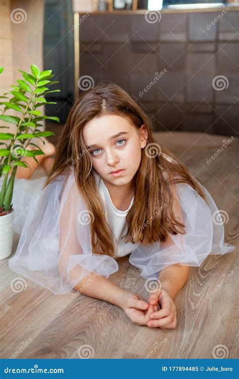 Les Belles Jeunes Filles De 11 Ans Se Trouve Sur Le Sol Image stock ...