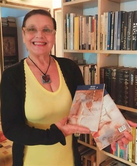 Керана Ангелова с нова стихосбирка "Звезди и белези" - Култура