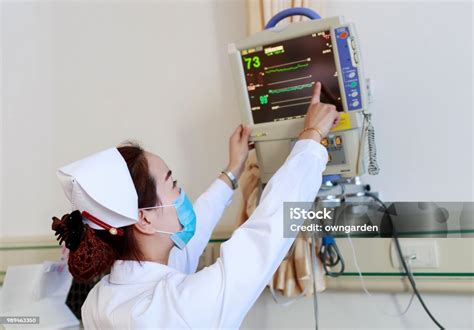 Nurse Using Heart Rate Monitor Stock Photo - Download Image Now ...