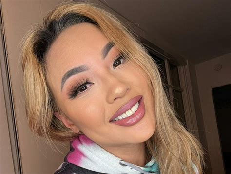 Former Marketing Exec Became an OnlyFans Millionaire Within 2 Years