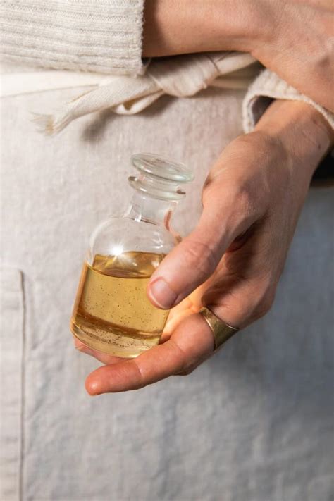 5 Ways to Make Vanilla Essential Oil Perfume | Hello Glow