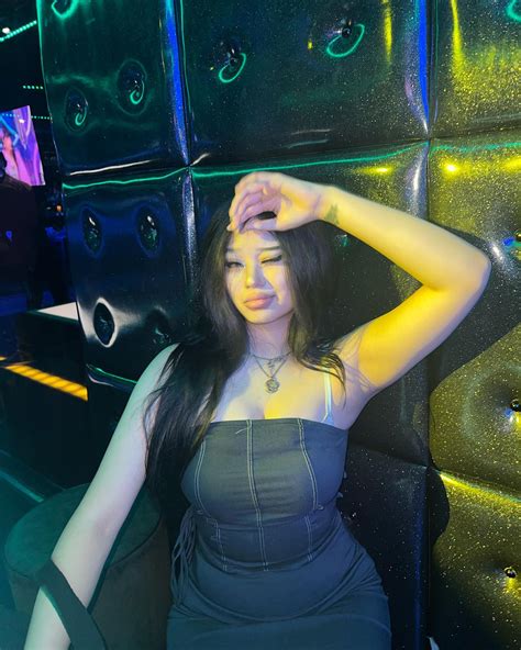 Emmiolgal | Y2K & Vintage Aesthetic Fashion | aww this girl @cellow111