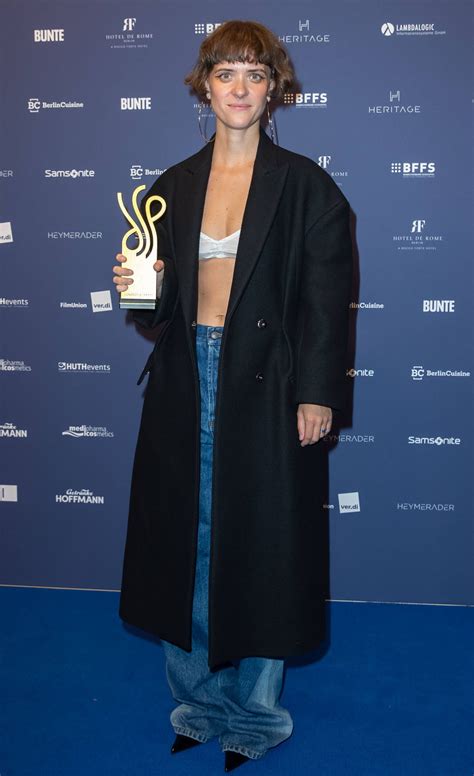 Im BH unterm Mantel: "Babylon Berlin"-Star Liv Lisa Fries