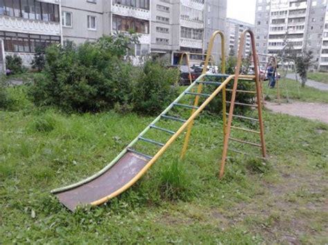 Суровые детские площадки в России
