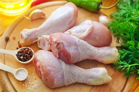 Сырые куриные на деревянной доске курица со специями高清图片下载-正版图片 ...