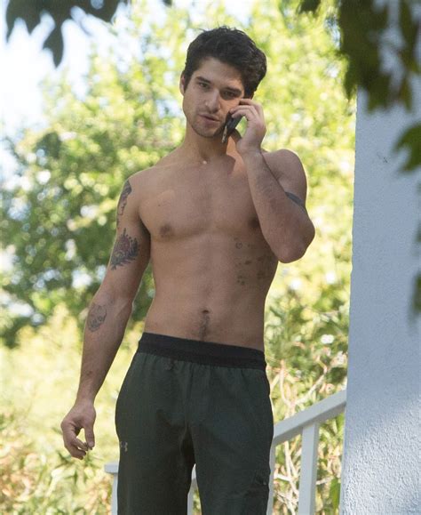 WE LOVE HOT GUYS: Tyler Posey shirtless outing