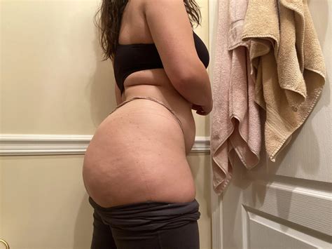 Feeling so bloated I can barely fit my yoga pants on 🎈 | Scrolller