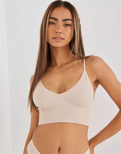 Köp Only ONLVICKY RIB SEAMLESS V-NECK TOP N - Nude | Nelly.com