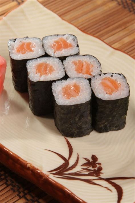 Japanische Sushireis Rolls mit Lachs, Reisessig und Nori Blättern ...