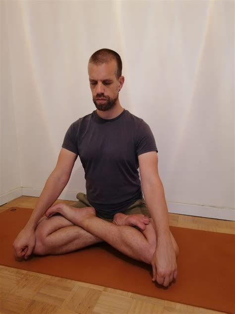 Pretzel Pose Yoga – zyogashala.com