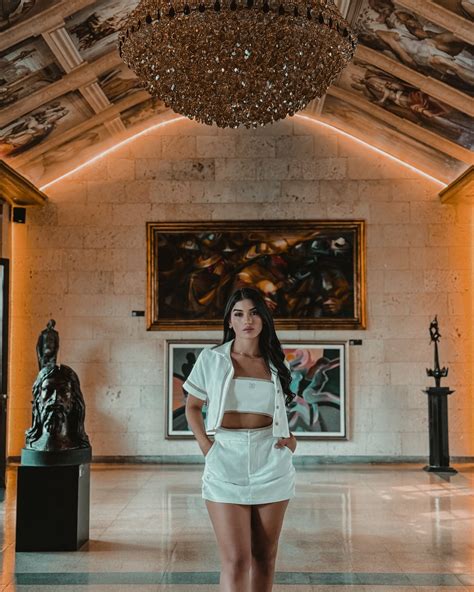 Jessica Arcila | Un obra de arte y mi misión es amarte 🎶🎶 . #museo #