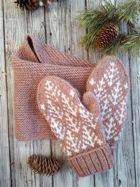 Жаккардовые варежки с елками и снуд | Crochet purse patterns, Knit ...
