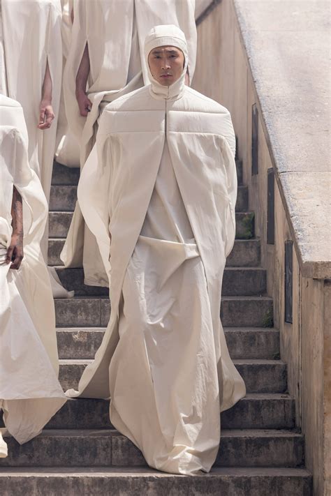 La distopia futurista de Rick Owens apuesta por looks en nude para su
