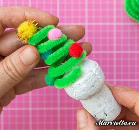 Сувенирные елочки из синельной проволоки