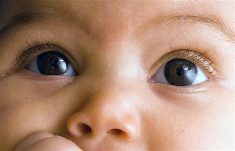 how to clean newborn eyes