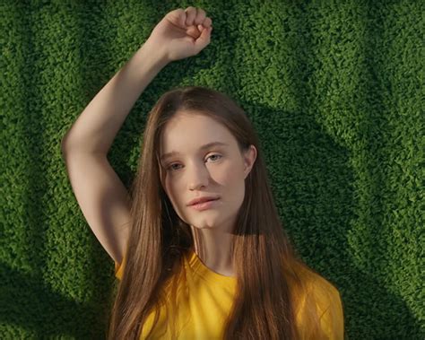 revelacao  pop sigrid lanca  videoclipe da contagiante strangers