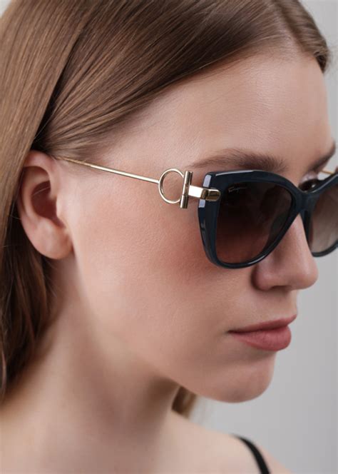 Солнцезащитные очки Salvatore Ferragamo с синими вставками 176072 ...