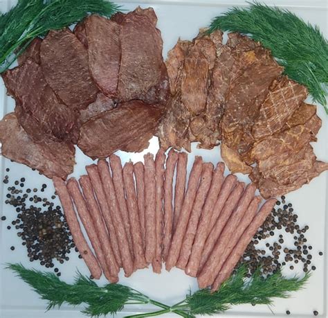 В наличии свиные и куриные чипсы, свиные колбаски. Вся продукция ...