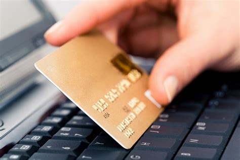 Українці можуть поповнити карту ПриватБанку за кордоном: 3 способи, як ...