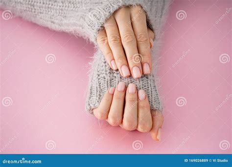 Красивые руки девушки с маникюром роз на фоне, плоским положение Уход ...