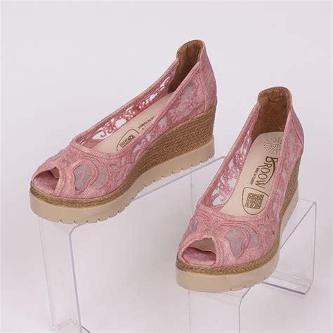Розови обувки с мрежа и висока платформа | Heels, Peep toe, Shoes