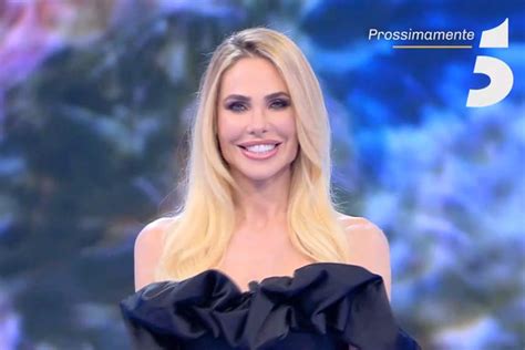 Ilary Blasi, dopo il riccio altra novità: quasi 'irriconoscibile' nell ...