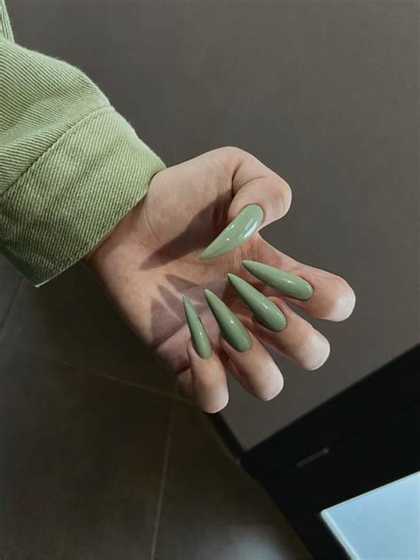 Оливковые острые ногти | Lilac nails, Silver acrylic nails, Pretty nails
